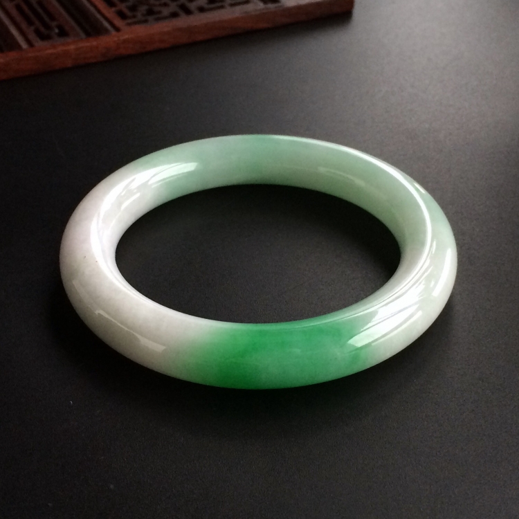 (超值推荐)糯冰种飘翠圆条手镯(53.4mm)