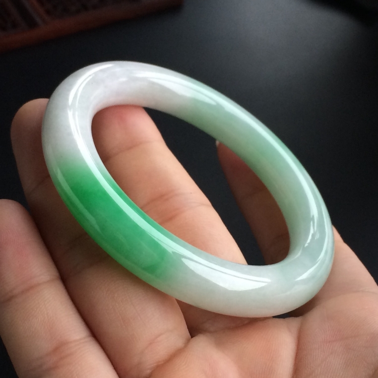 (超值推荐)糯冰种飘翠圆条手镯(53.4mm)