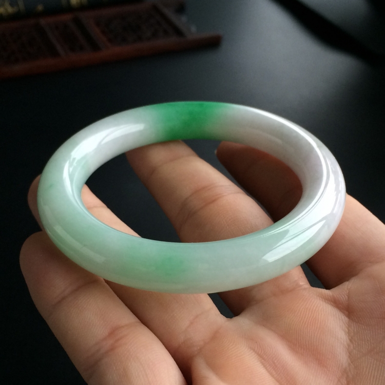 (超值推荐)糯冰种飘翠圆条手镯(53.4mm)