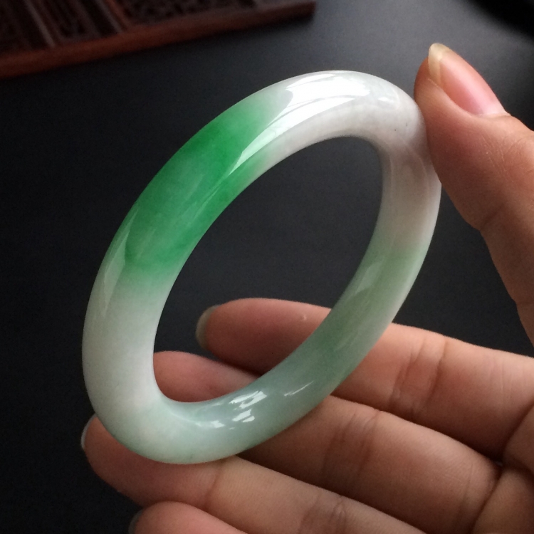 (超值推荐)糯冰种飘翠圆条手镯(53.4mm)