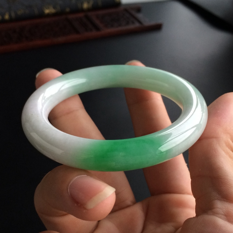 (超值推荐)糯冰种飘翠圆条手镯(53.4mm)