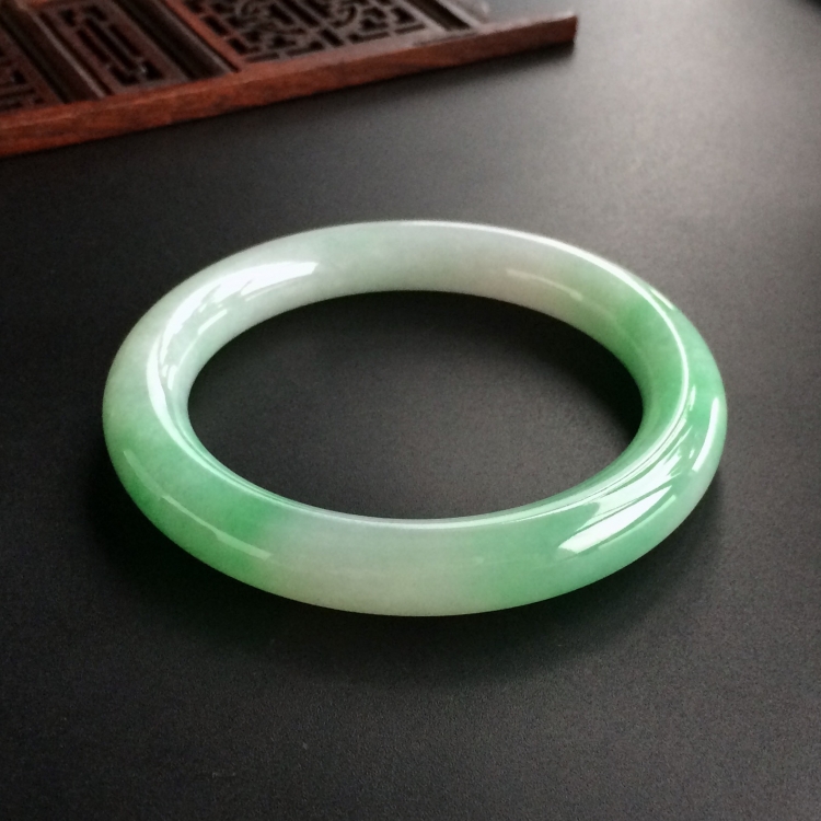 (超值推荐)糯冰种飘翠圆条手镯(57.8mm)
