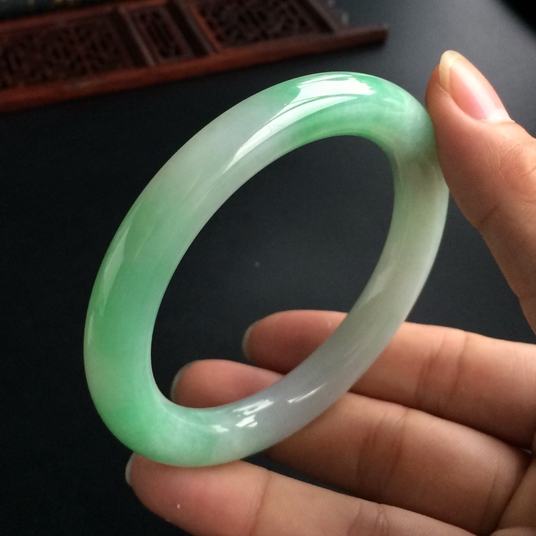 (超值推荐)糯冰种飘翠圆条手镯(57.8mm)
