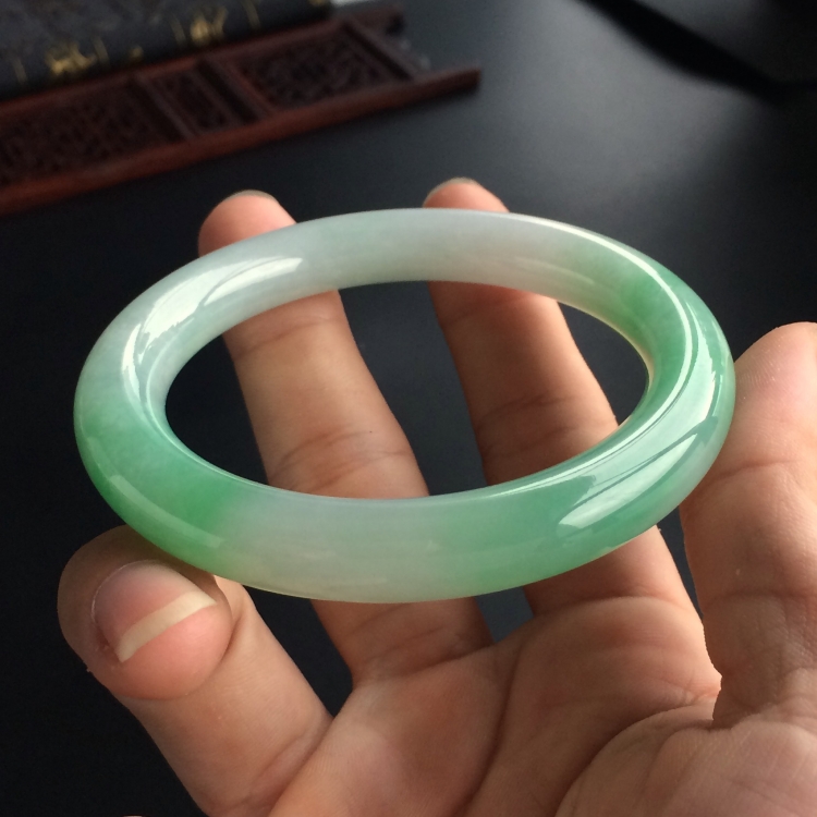 (超值推荐)糯冰种飘翠圆条手镯(57.8mm)