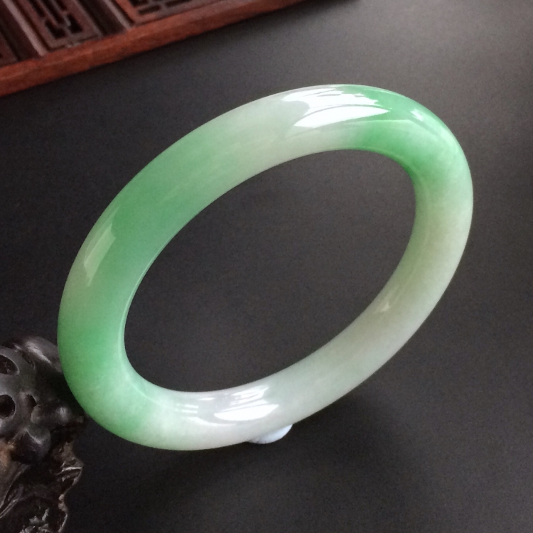 (超值推荐)糯冰种飘翠圆条手镯(57.8mm)