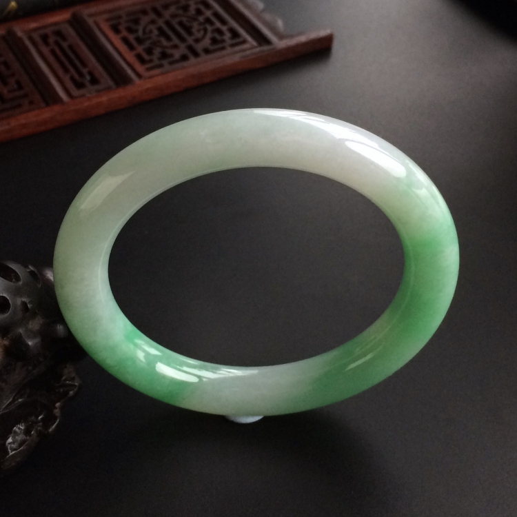 (超值推荐)糯冰种飘翠圆条手镯(57.8mm)