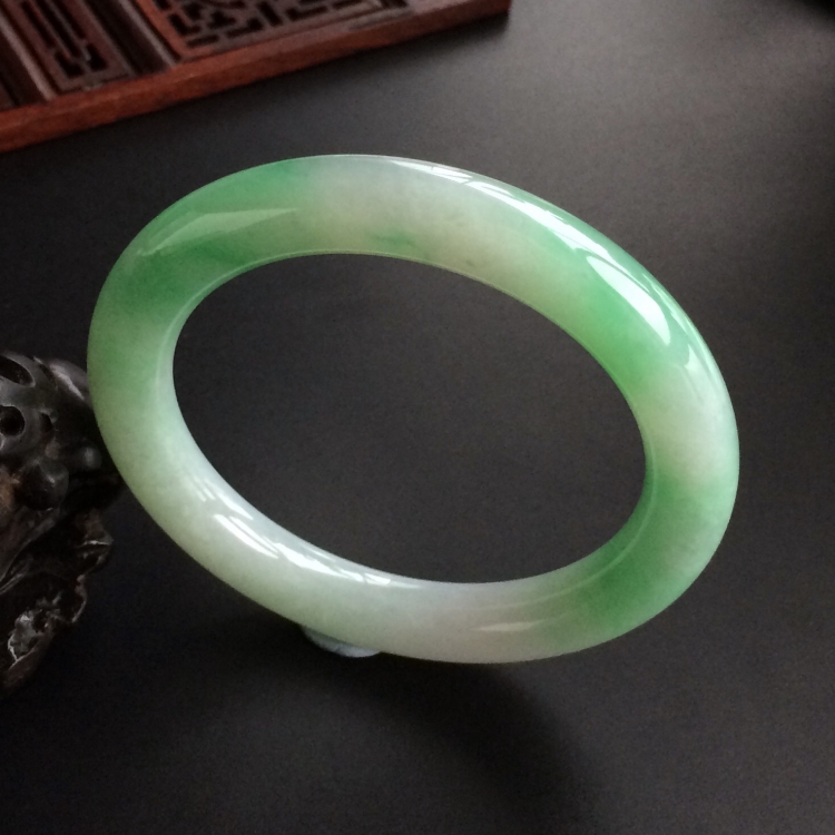 (超值推荐)糯冰种飘翠圆条手镯(57.8mm)