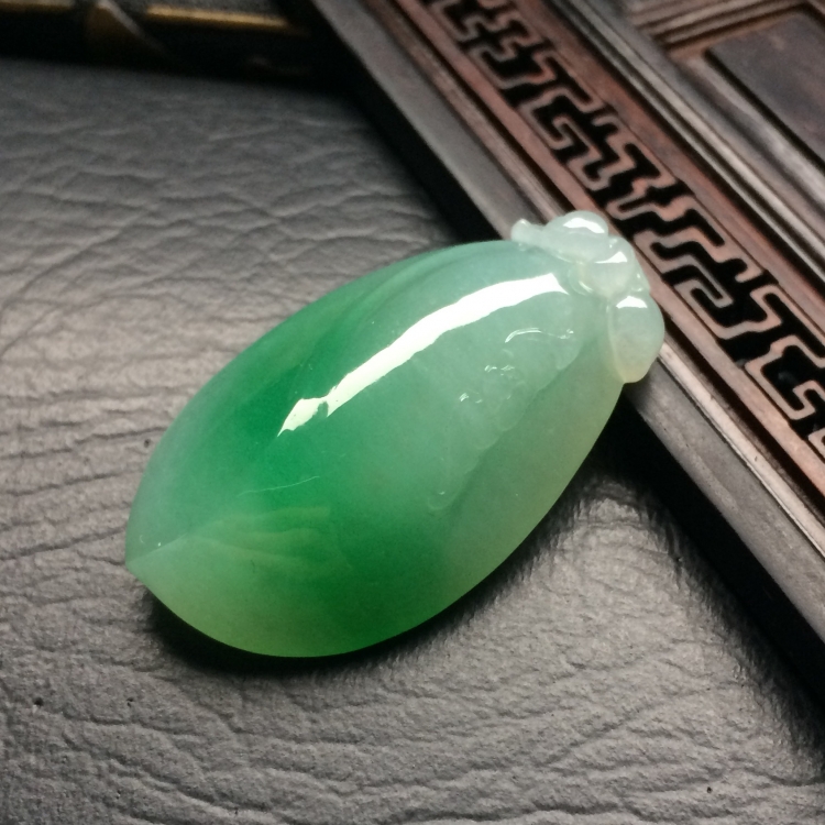 （超值推荐）糯冰种飘翠福瓜挂件