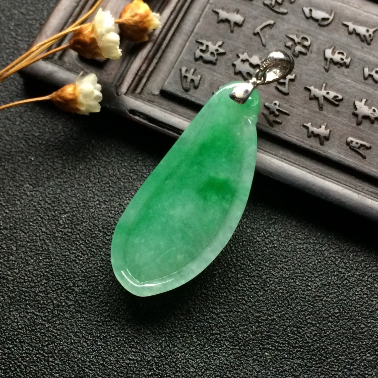 （超值推荐）糯冰种翠色福瓜挂件