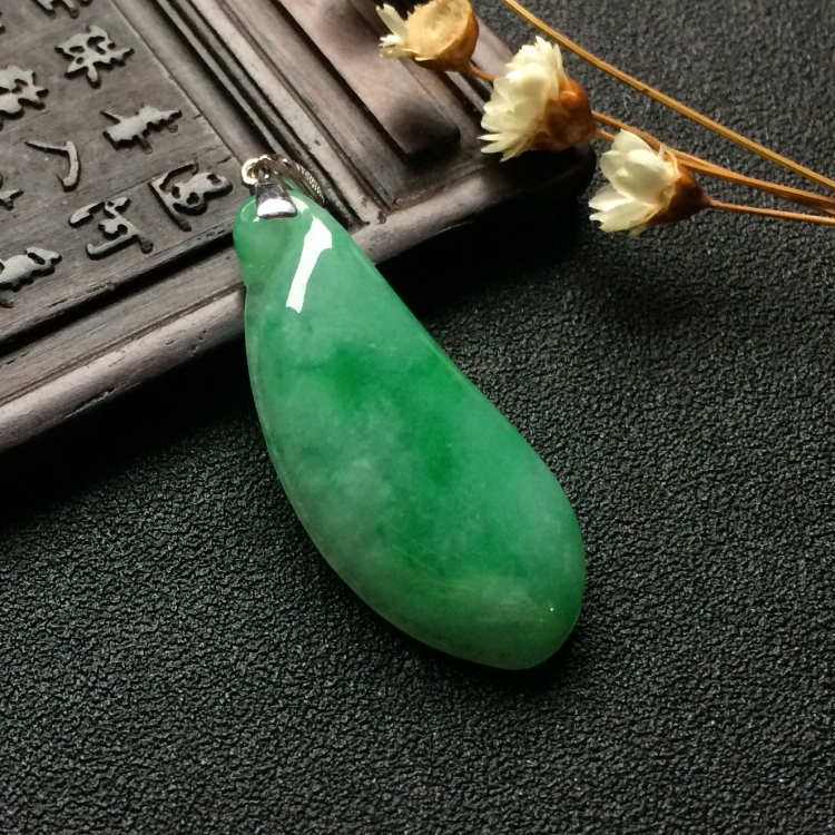 （超值推荐）糯冰种翠色福瓜挂件