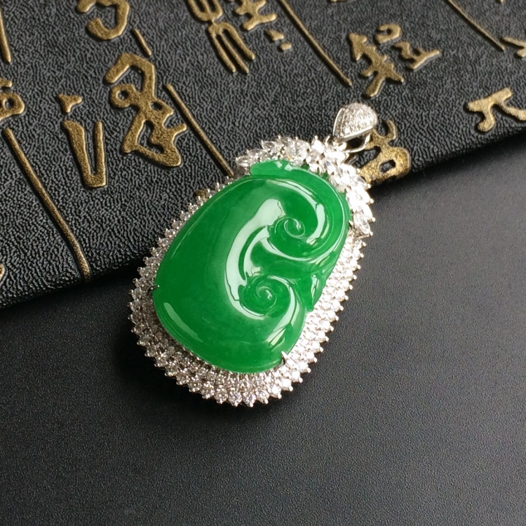 (超值推荐)糯冰种阳绿镶白金钻石如意胸坠