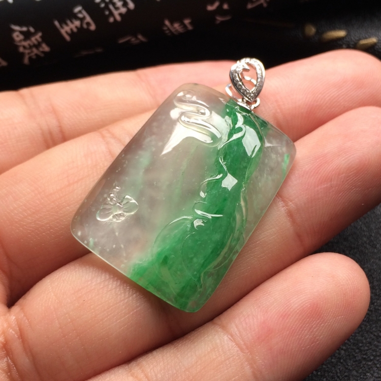 （超值推荐）冰玻种飘绿花亭亭玉立挂件（金扣）
