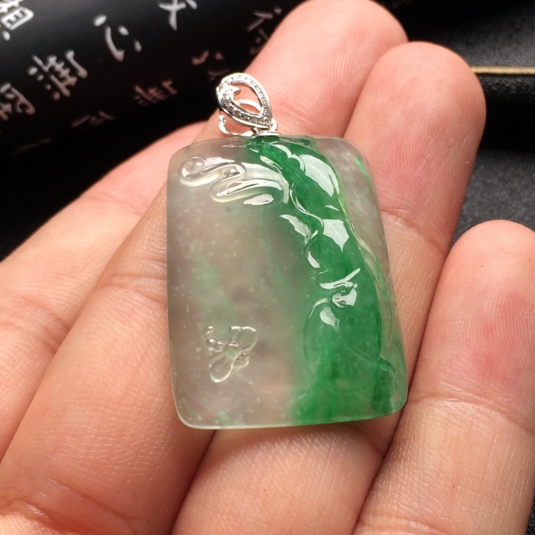 （超值推荐）冰玻种飘绿花亭亭玉立挂件（金扣）
