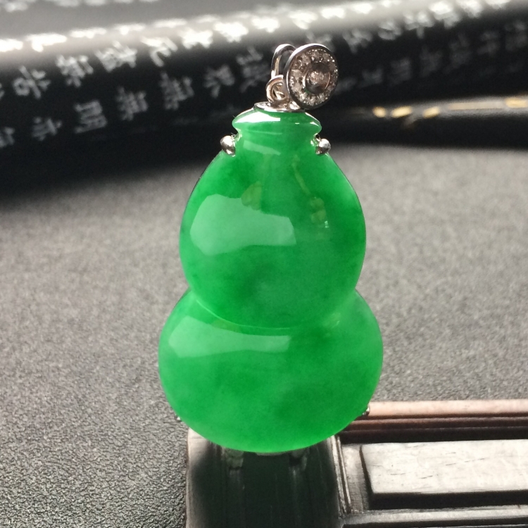 （超值推荐）镶白金钻石糯冰种翠色葫芦胸坠