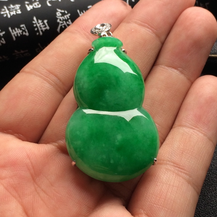 （超值推荐）镶白金钻石糯冰种翠色葫芦胸坠
