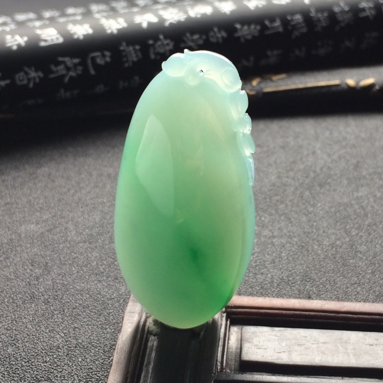 （超值推荐）糯冰种晴水略飘翠福瓜挂件