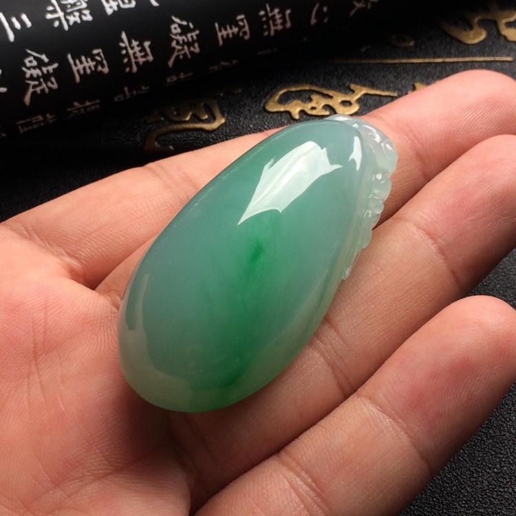 （超值推荐）糯冰种晴水略飘翠福瓜挂件