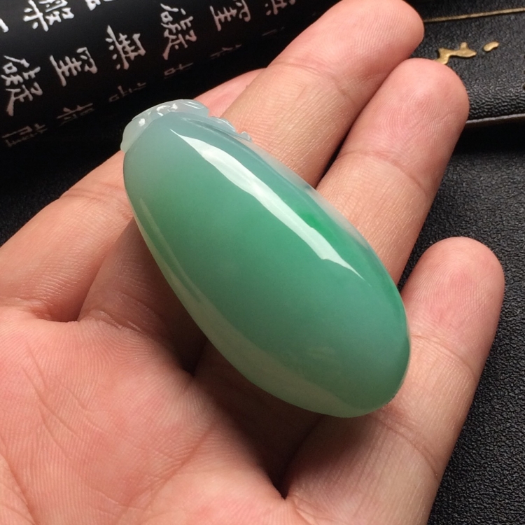 （超值推荐）糯冰种晴水略飘翠福瓜挂件