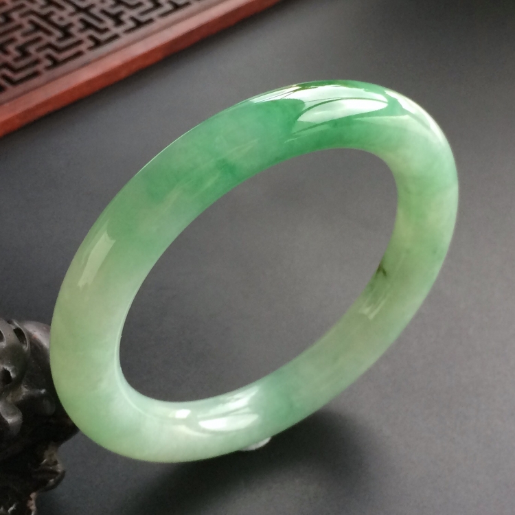 (超值推荐)糯冰种飘翠圆条手镯(57.2mm)