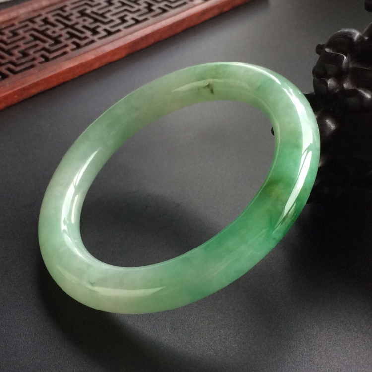 (超值推荐)糯冰种飘翠圆条手镯(57.2mm)