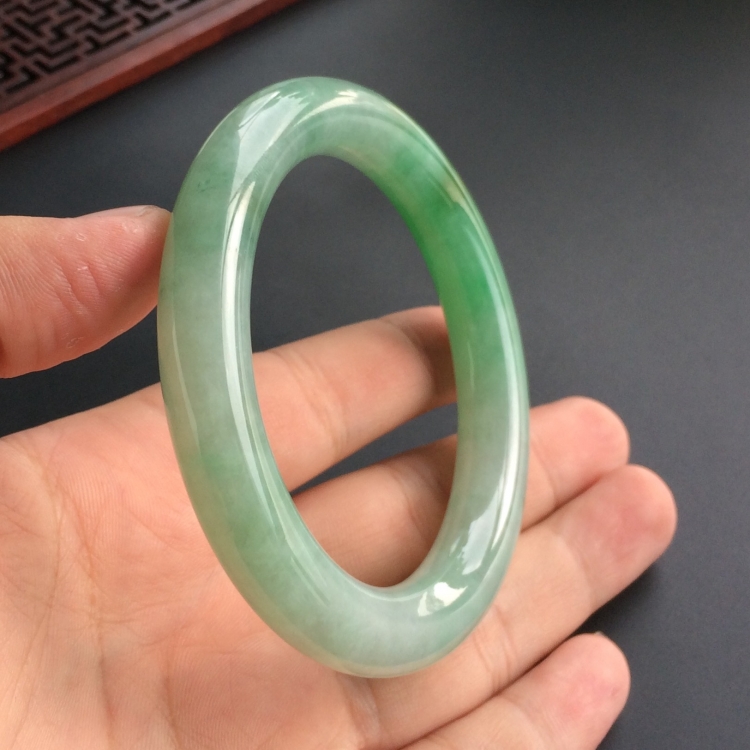 (超值推荐)糯冰种飘翠圆条手镯(57.2mm)