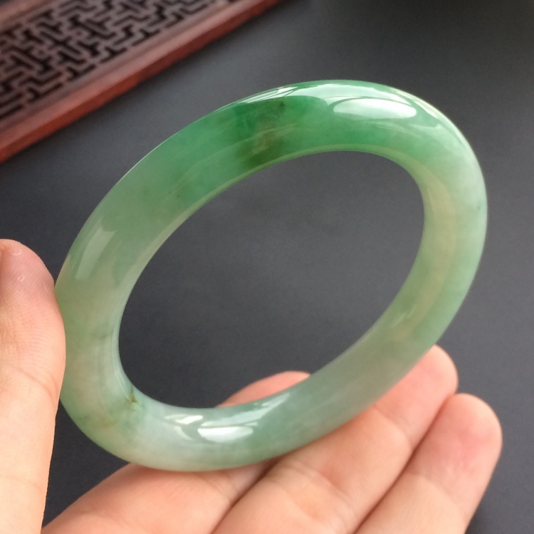 (超值推荐)糯冰种飘翠圆条手镯(57.2mm)