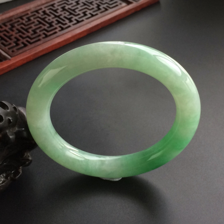 (超值推荐)糯冰种飘翠圆条手镯(57.2mm)