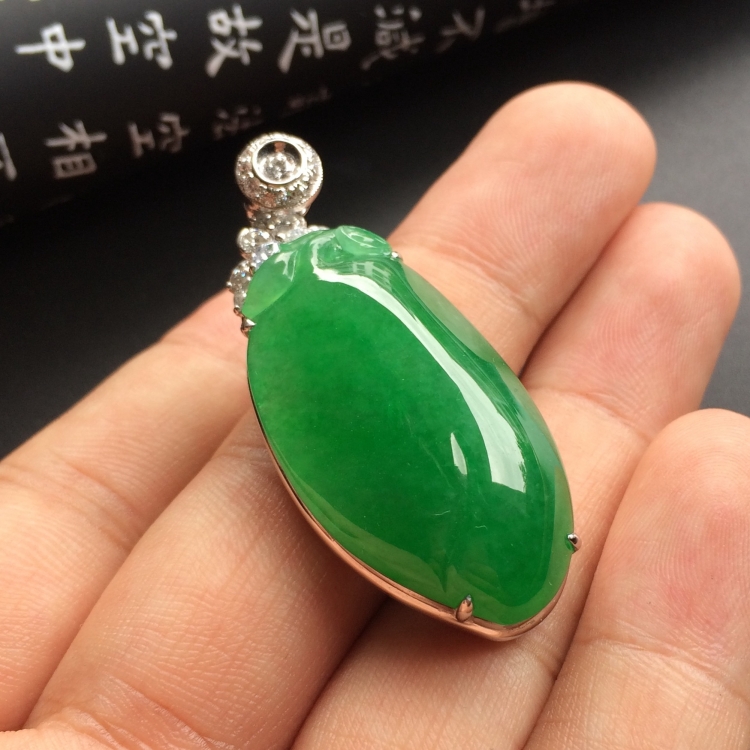 （超值推荐）镶白金钻石糯冰种阳绿福瓜胸坠