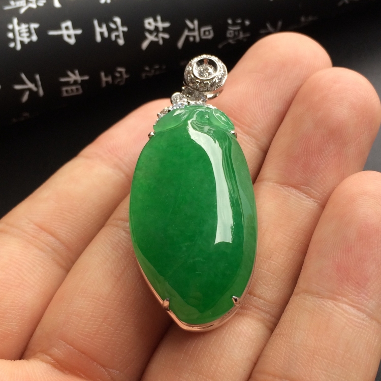 （超值推荐）镶白金钻石糯冰种阳绿福瓜胸坠