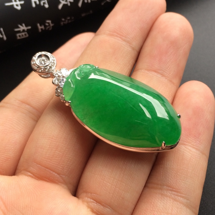 （超值推荐）镶白金钻石糯冰种阳绿福瓜胸坠