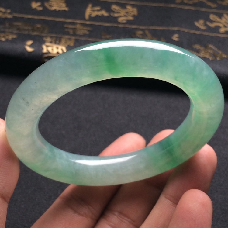（超值推荐）糯冰种略飘花圆条手镯（55.1）
