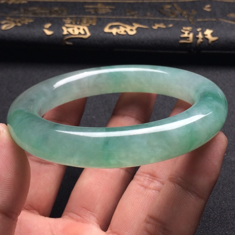 （超值推荐）糯冰种略飘花圆条手镯（55.1）