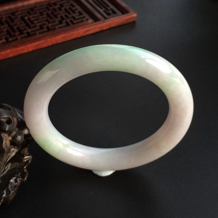 (超值推荐)糯冰种淡春带彩圆条手镯(53.5mm)