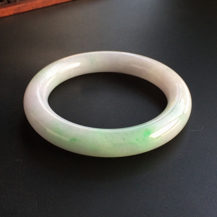 (超值推荐)糯冰种淡春带彩圆条手镯(53.5mm)