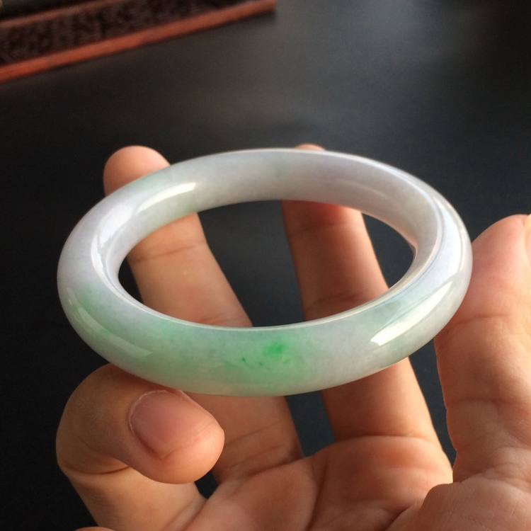 (超值推荐)糯冰种淡春带彩圆条手镯(53.5mm)