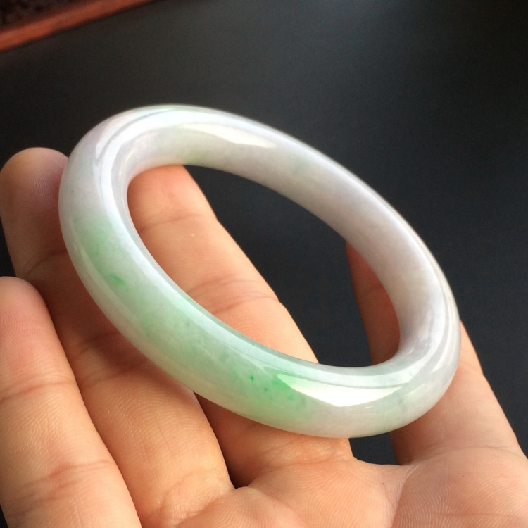 (超值推荐)糯冰种淡春带彩圆条手镯(53.5mm)