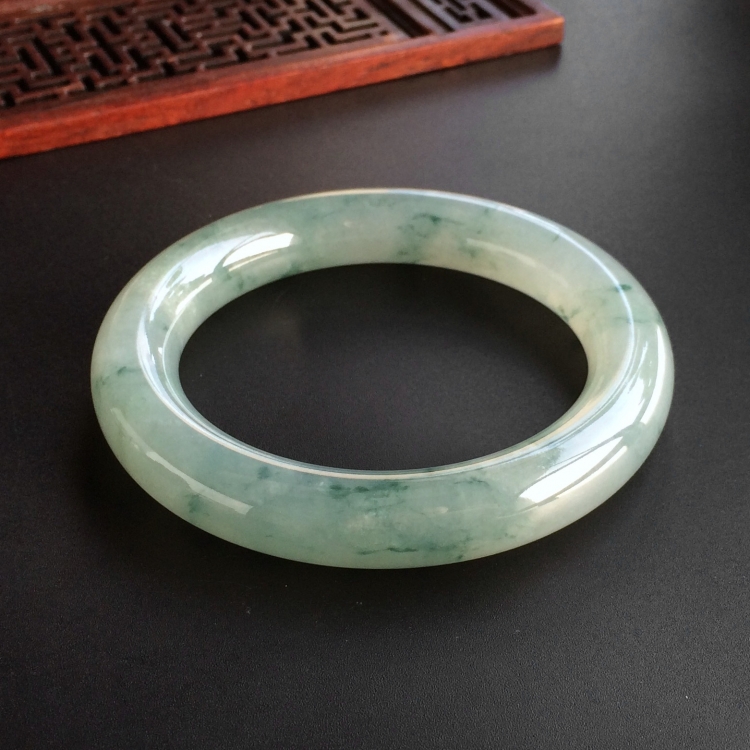 (超值推荐)糯冰种飘花圆条手镯(56.5mm)
