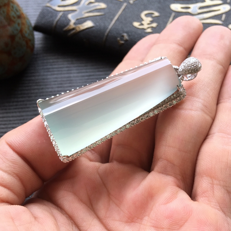 (超值推荐)冰种晴水镶白金钻石平安柱胸坠