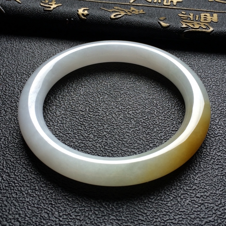 （超值推荐）糯冰种飘黄翡圆条手镯（56.3mm）