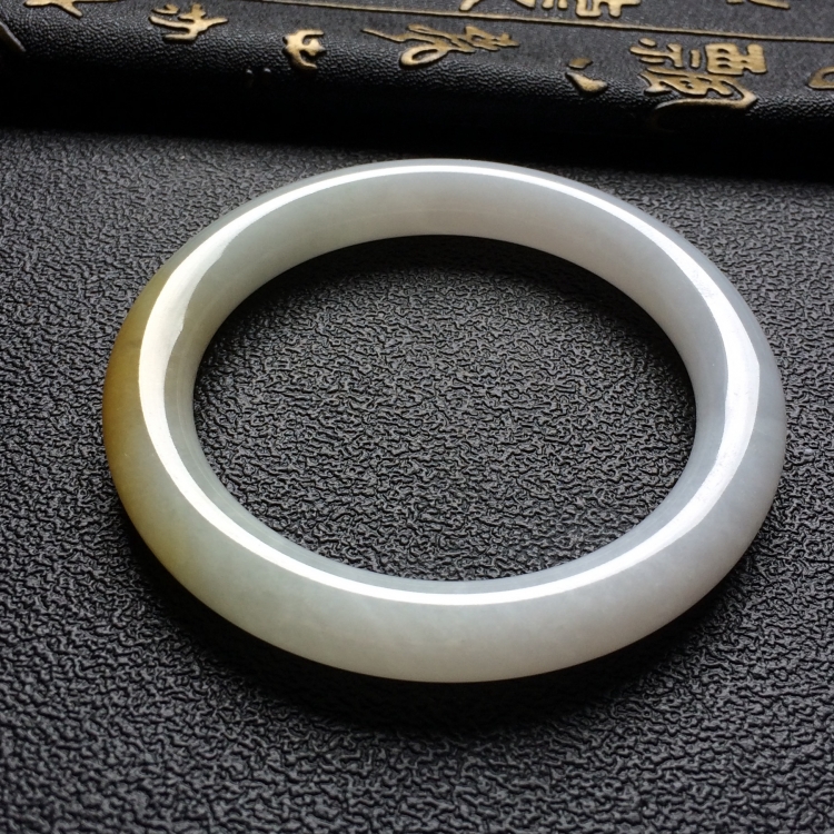 （超值推荐）糯冰种飘黄翡圆条手镯（56.3mm）