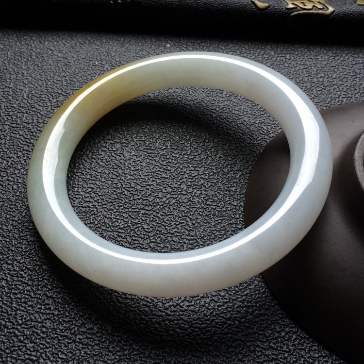 （超值推荐）糯冰种飘黄翡圆条手镯（56.3mm）