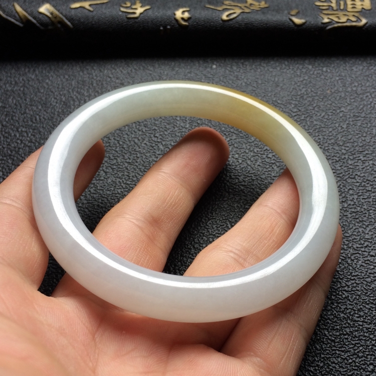 （超值推荐）糯冰种飘黄翡圆条手镯（56.3mm）