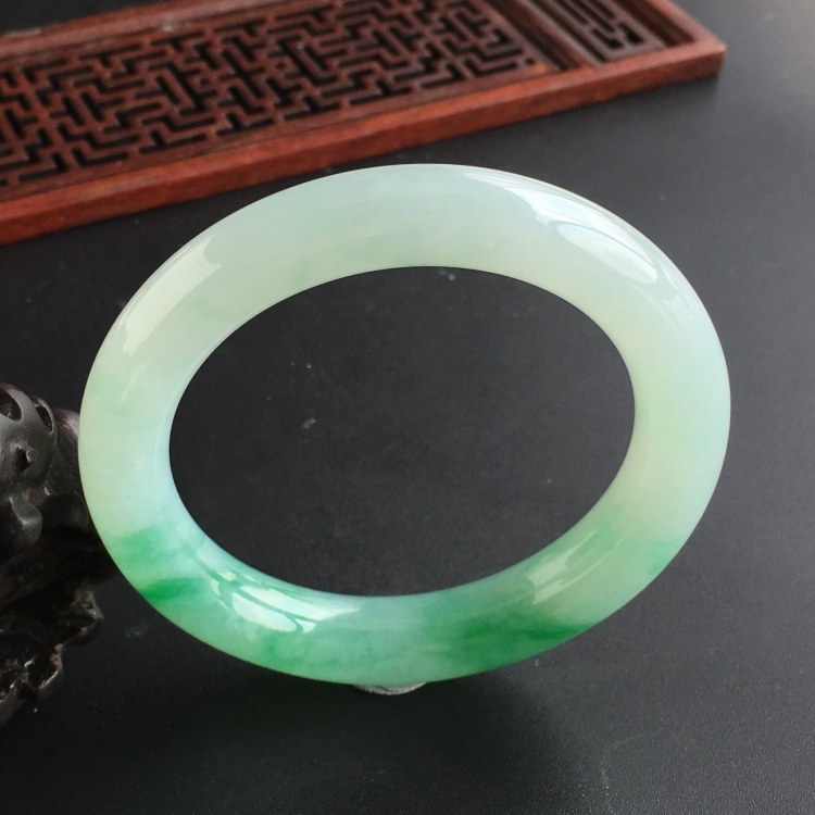 (超值推荐)糯冰种飘翠圆条手镯(54.2mm)