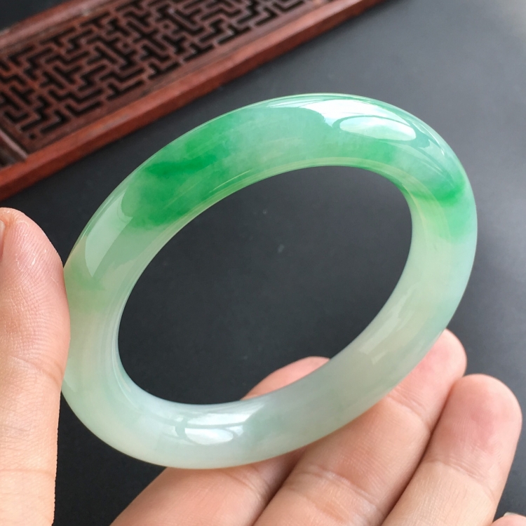 (超值推荐)糯冰种飘翠圆条手镯(54.2mm)