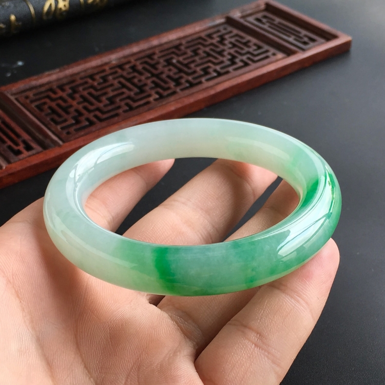 (超值推荐)糯冰种飘翠圆条手镯(54.2mm)