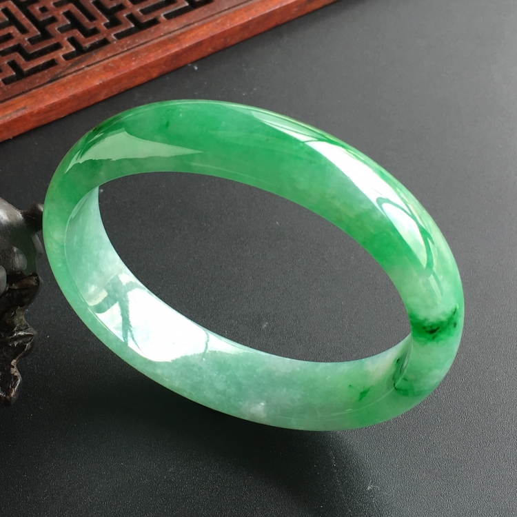 (超值推荐)糯冰种飘翠贵妃镯(55mm-47.1mm)