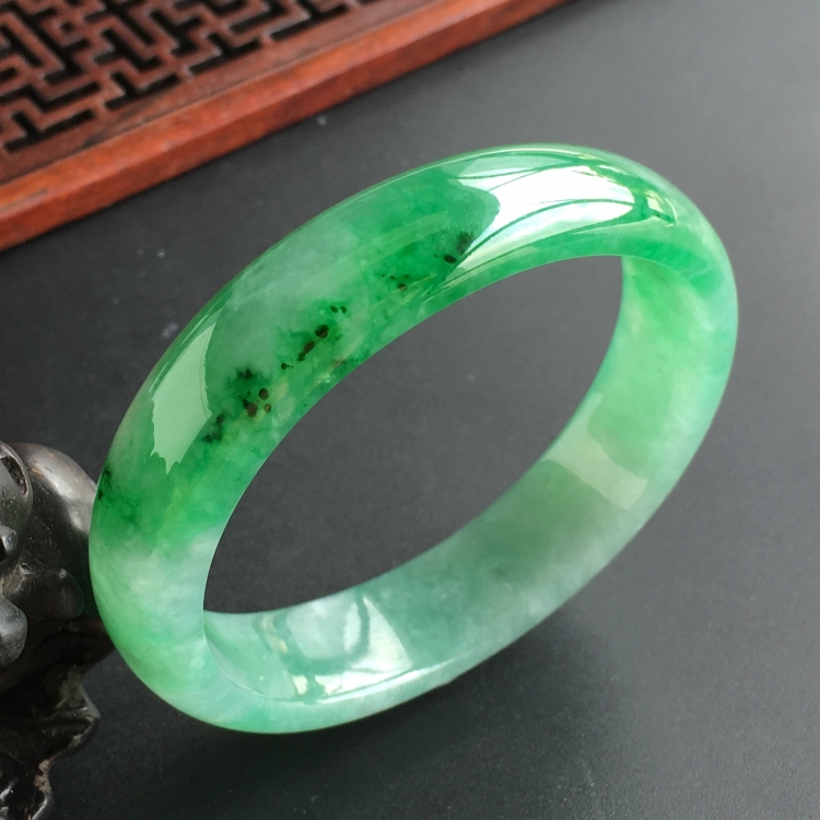 (超值推荐)糯冰种飘翠贵妃镯(55mm-47.1mm)