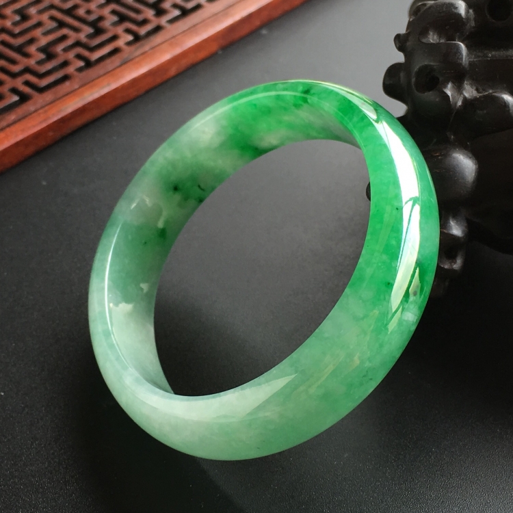 (超值推荐)糯冰种飘翠贵妃镯(55mm-47.1mm)