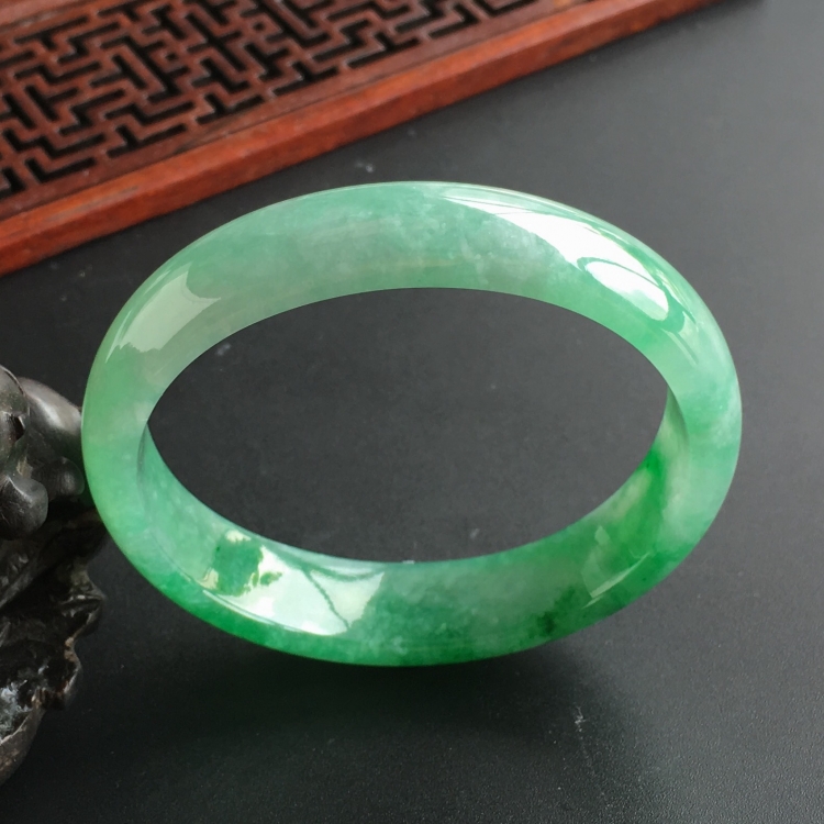 (超值推荐)糯冰种飘翠贵妃镯(55mm-47.1mm)