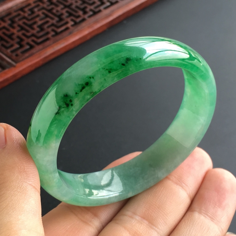 (超值推荐)糯冰种飘翠贵妃镯(55mm-47.1mm)